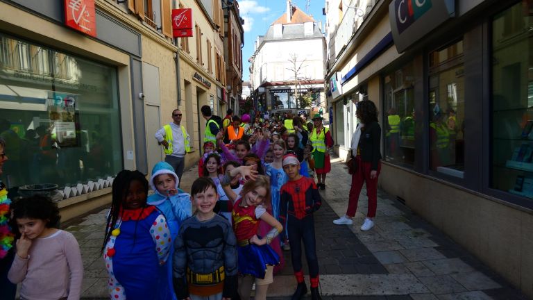 Le Carnaval 2024 de l'École Sainte Thérèse : Une Fête Colorée et Animée - Ensemble scolaire Saint-Jacques