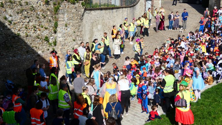 Le Carnaval 2024 de l'École Sainte Thérèse : Une Fête Colorée et Animée - Ensemble scolaire Saint-Jacques