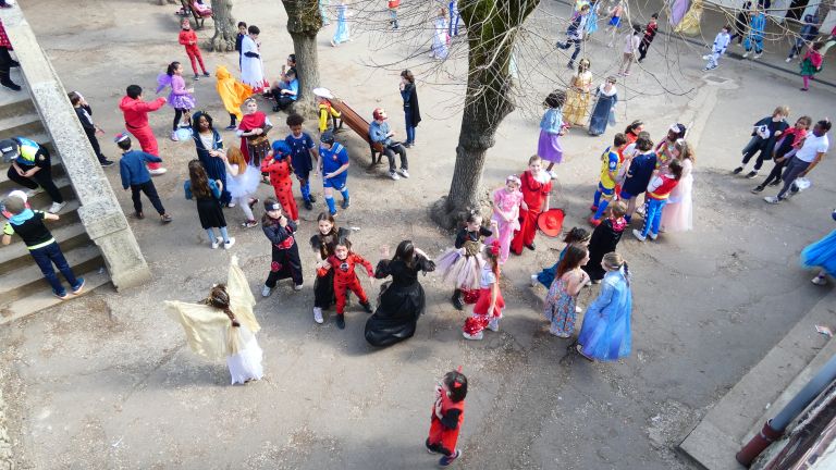 Le Carnaval 2024 de l'École Sainte Thérèse : Une Fête Colorée et Animée - Ensemble scolaire Saint-Jacques