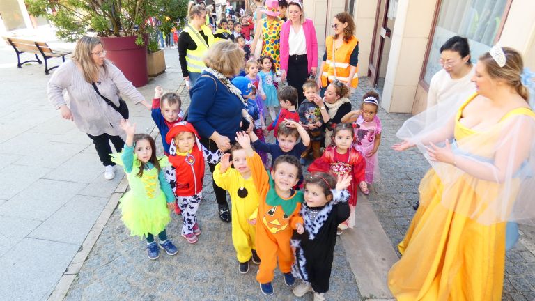 Le Carnaval 2024 de l'École Sainte Thérèse : Une Fête Colorée et Animée - Ensemble scolaire Saint-Jacques