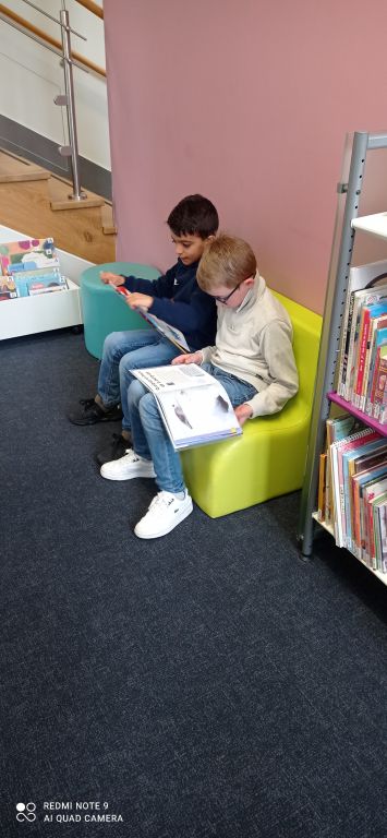 Les élèves de l'école Sainte Thérèse découvrent la richesse de la médiathèque lors d'une sortie éducative réussie ! - Ensemble scolaire Saint-Jacques