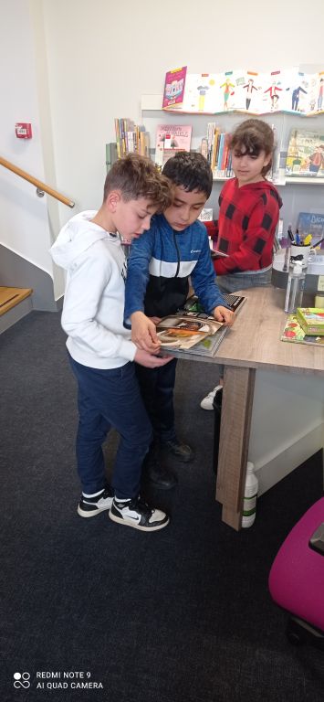 Les élèves de l'école Sainte Thérèse découvrent la richesse de la médiathèque lors d'une sortie éducative réussie ! - Ensemble scolaire Saint-Jacques
