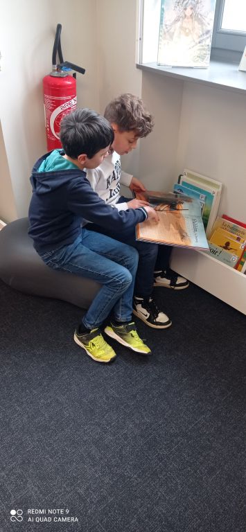 Les élèves de l'école Sainte Thérèse découvrent la richesse de la médiathèque lors d'une sortie éducative réussie ! - Ensemble scolaire Saint-Jacques