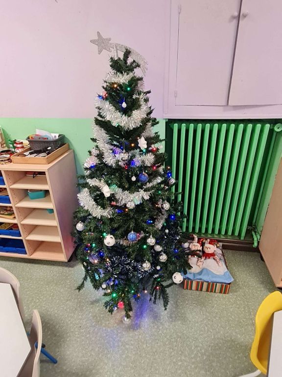 Vous savez, un si long voyage, c’est épuisant pour de si petits lutins. Nous les avons installés sous le sapin. Cette nuit là, Tincelle et Gribouille ont dû bien se reposer, car le lendemain… - Ensemble scolaire Saint-Jacques